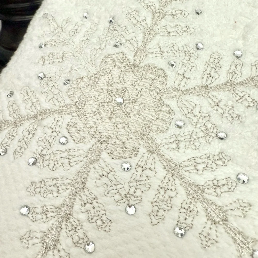 NWT Set of 2 Shimmering Rhinestone SNOWFLAKE Turkish Bathroom Hand Towels